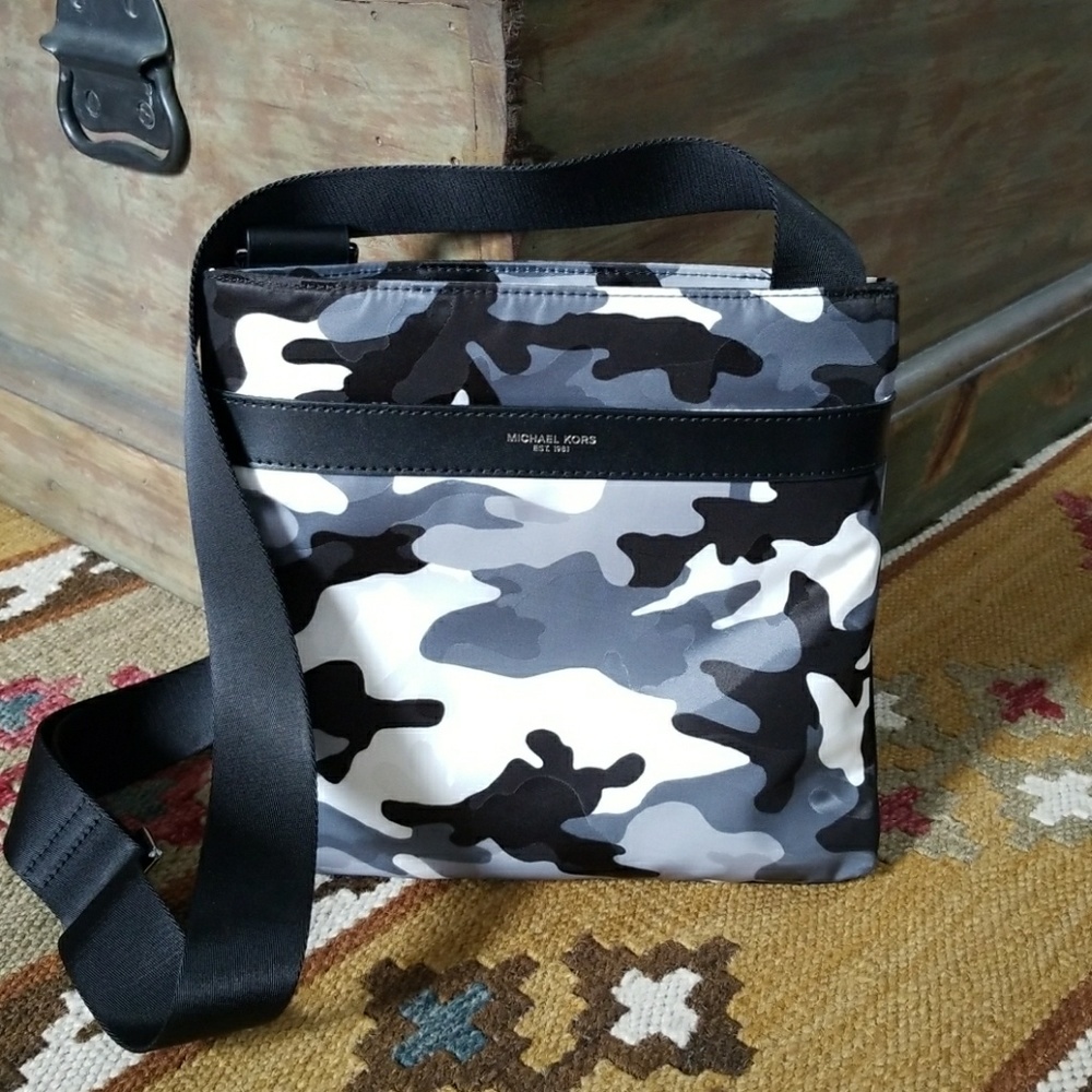 Michael Kors Kent Mens Camo Nylon Crossbody bag - Picture 1 of 7